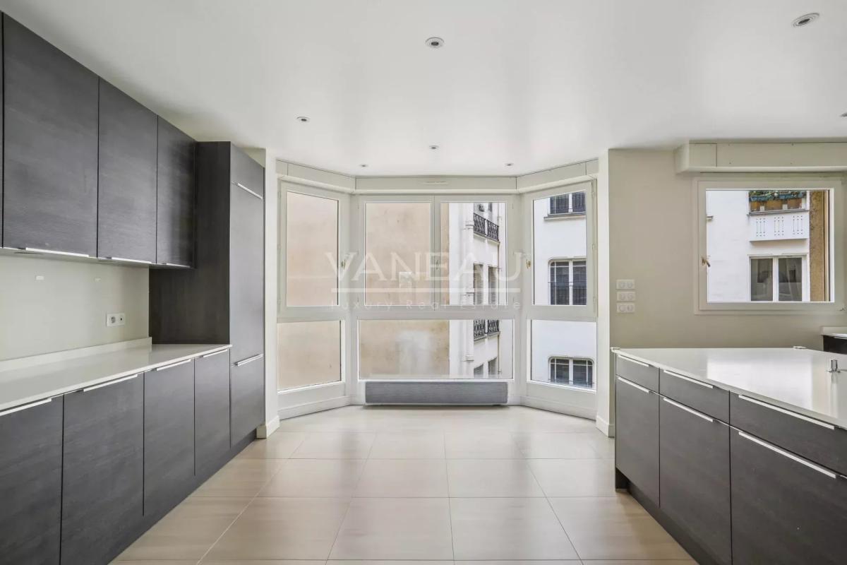 Paris XVIe - Georges Mandel - Appartement familial de 160 m2 Etage Elevé
