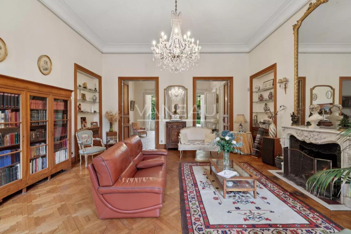 Évreux (27) - Magnifique propriété. Domaine sur parc arboré de 2200 m² -