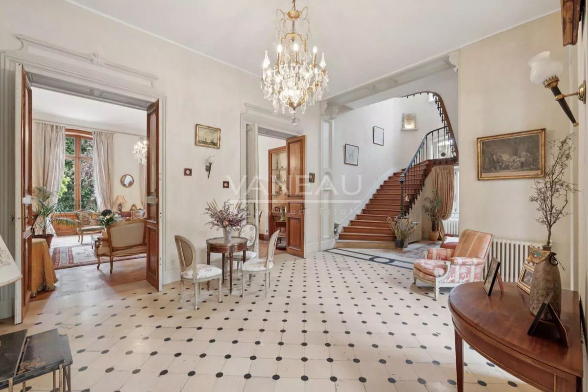 Évreux (27) - Magnifique propriété. Domaine sur parc arboré de 2200 m² -