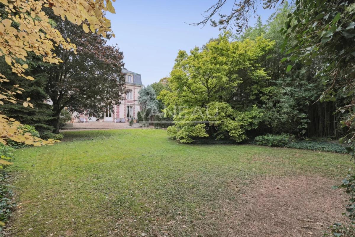 Évreux (27) - Magnifique propriété. Domaine sur parc arboré de 2200 m² -