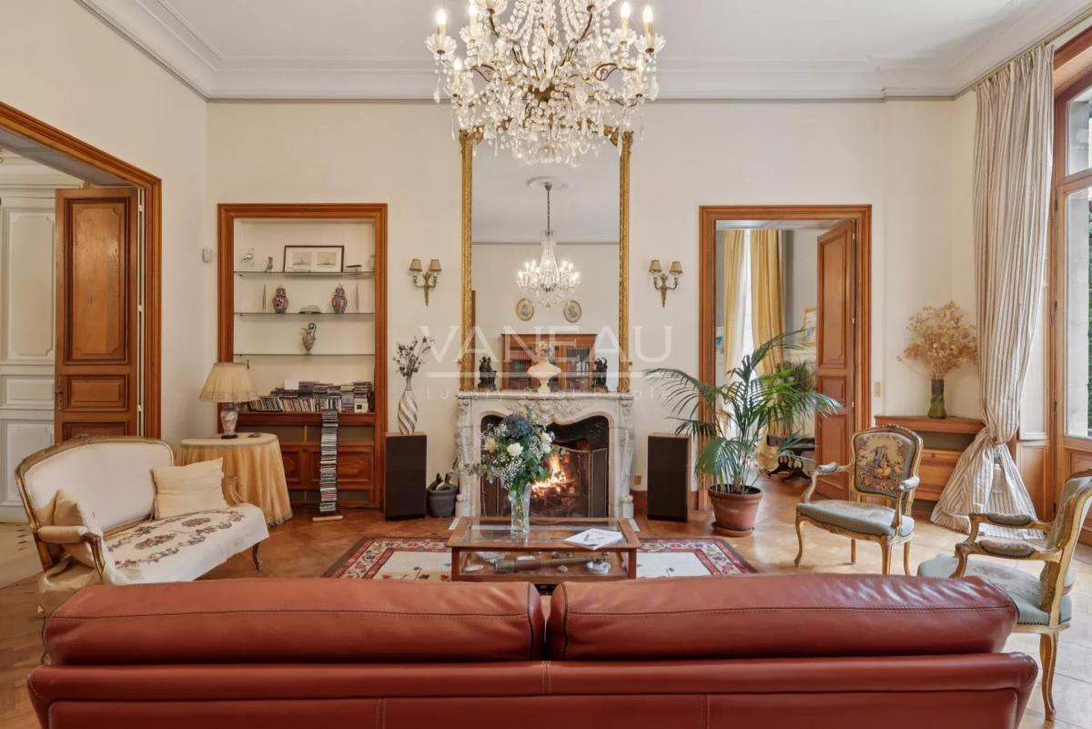 Évreux (27) - Magnifique propriété. Domaine sur parc arboré de 2200 m² -