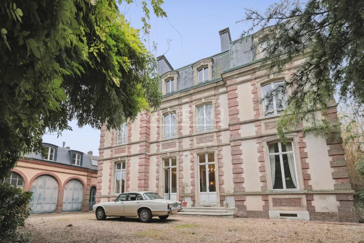 Évreux (27) - Magnifique propriété. Domaine sur parc arboré de 2200 m² -