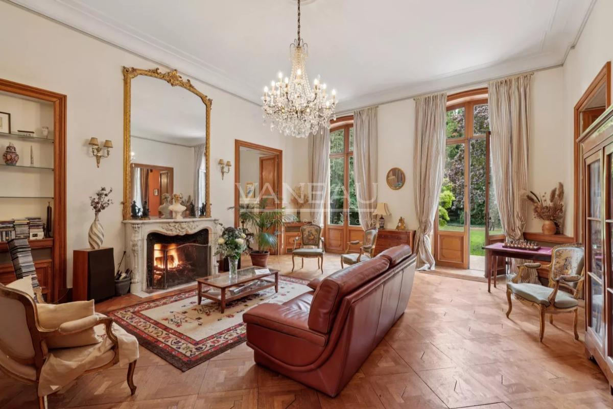Évreux (27) - Magnifique propriété. Domaine sur parc arboré de 2200 m² -