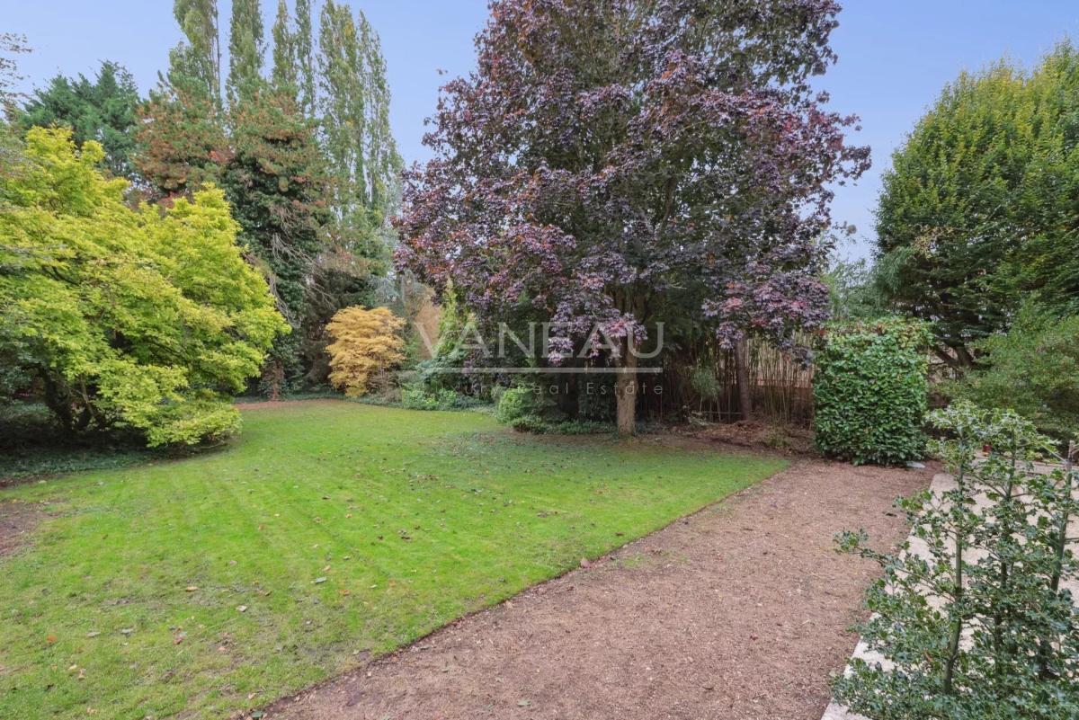 Évreux (27) - Magnifique propriété. Domaine sur parc arboré de 2200 m² -