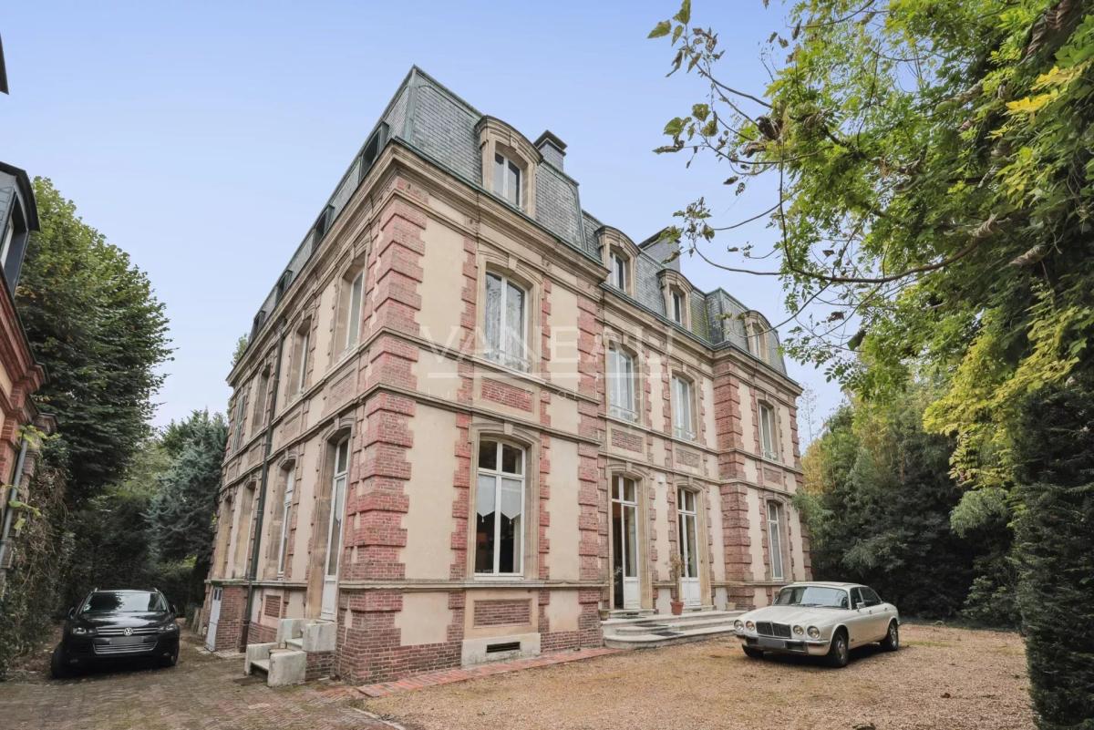 Évreux (27) - Magnifique propriété. Domaine sur parc arboré de 2200 m² -