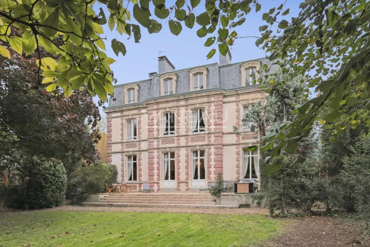 Évreux (27) - Magnifique propriété. Domaine sur parc arboré de 2200 m² -