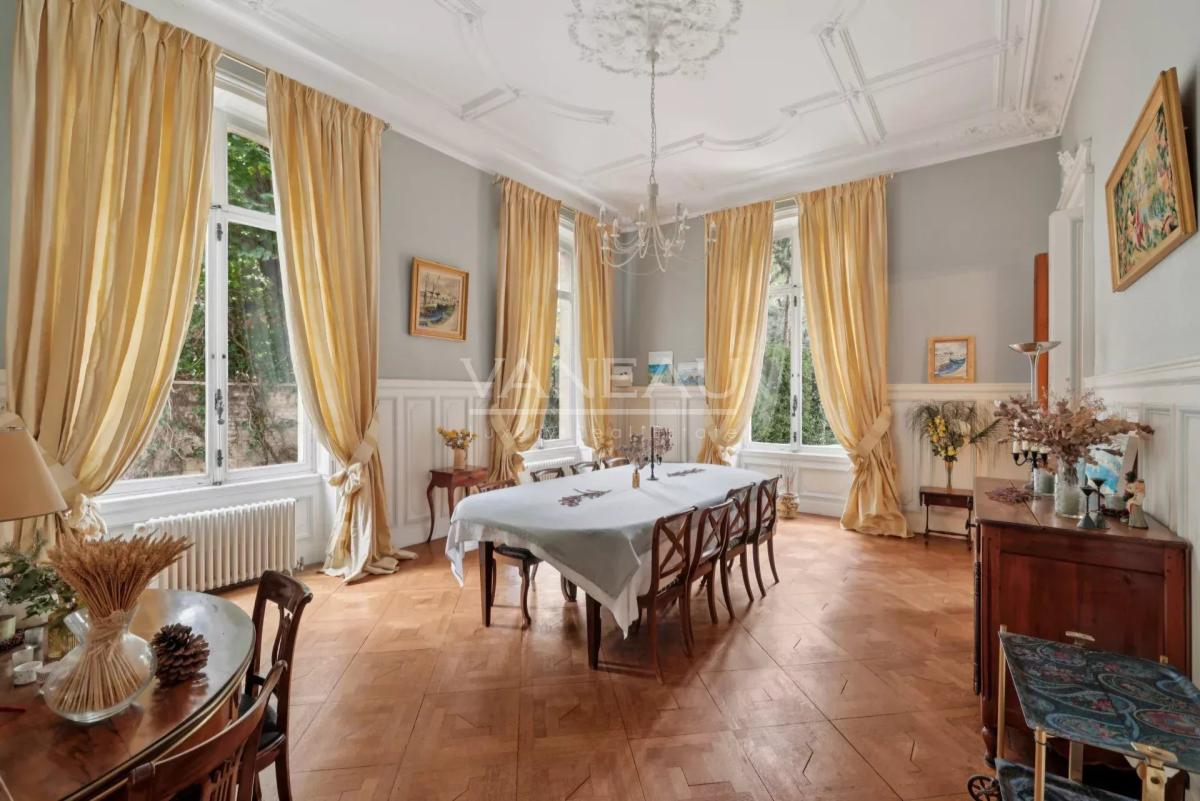 Évreux (27) - Magnifique propriété. Domaine sur parc arboré de 2200 m² -