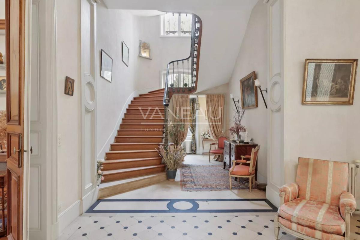 Évreux (27) - Magnifique propriété. Domaine sur parc arboré de 2200 m² -