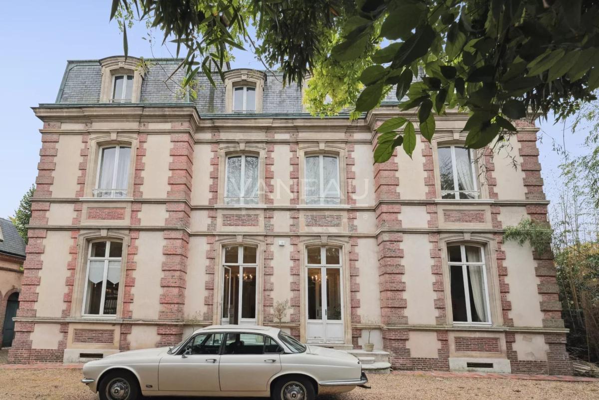 Évreux (27) - Magnifique propriété. Domaine sur parc arboré de 2200 m² -