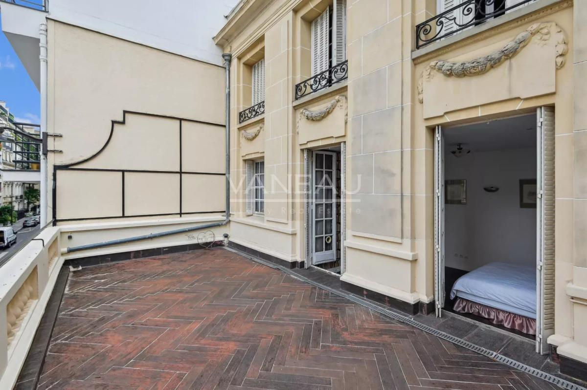 Paris XVIe - Square Lamartine - Hôtel particulier de réception et familial - rare à la vente.