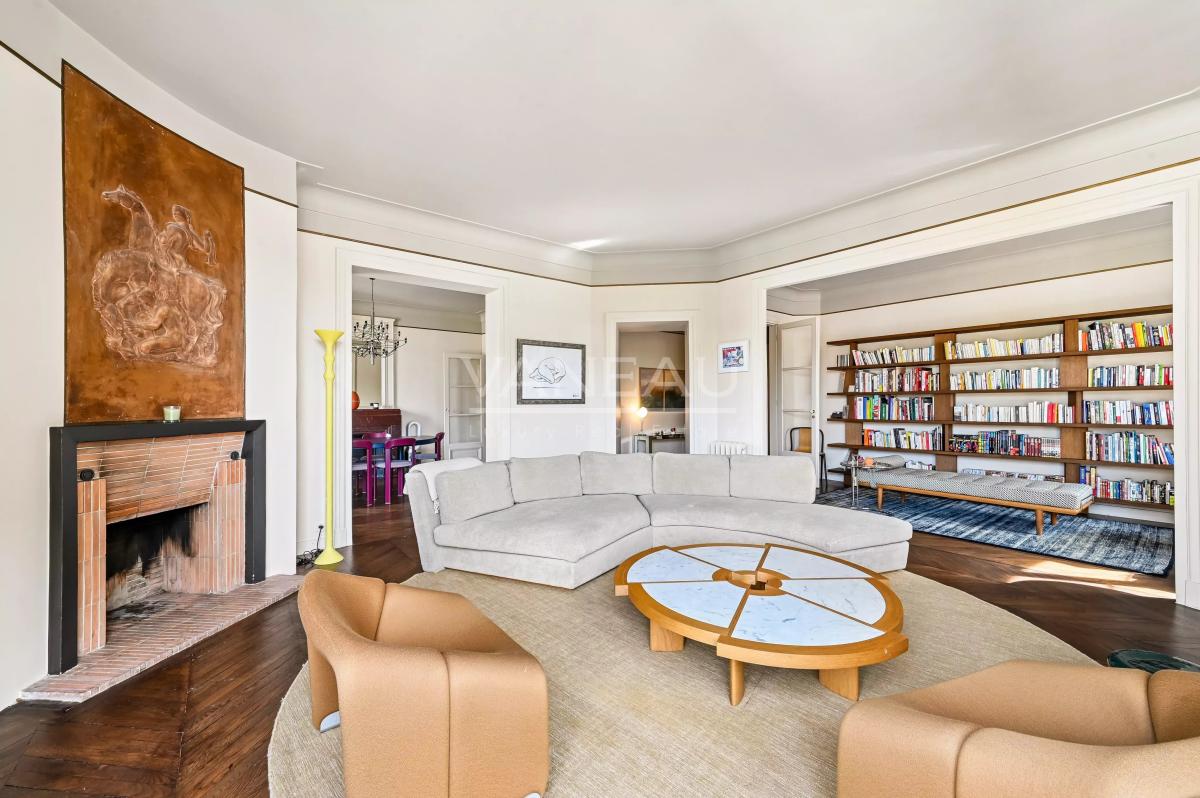 Paris VII – Élégant appartement de réception avec balcons – 175 m²