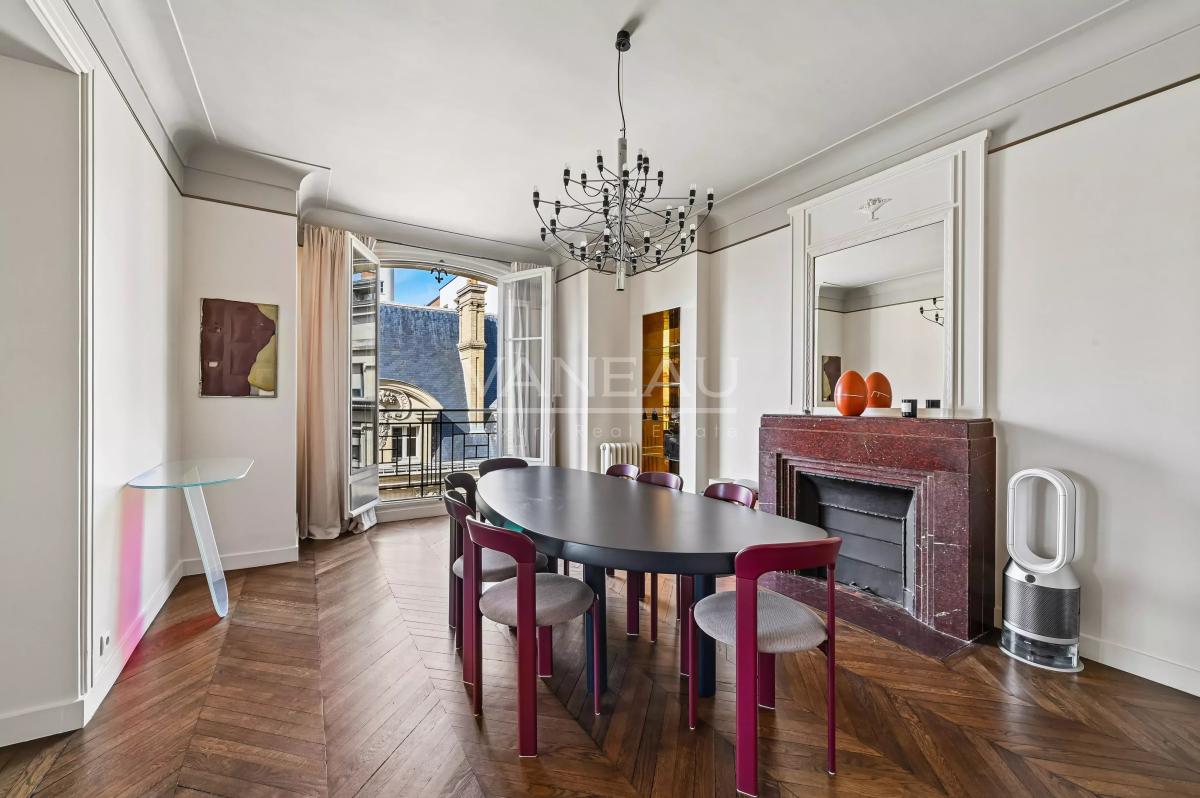 Paris VII – Élégant appartement de réception avec balcons – 175 m²