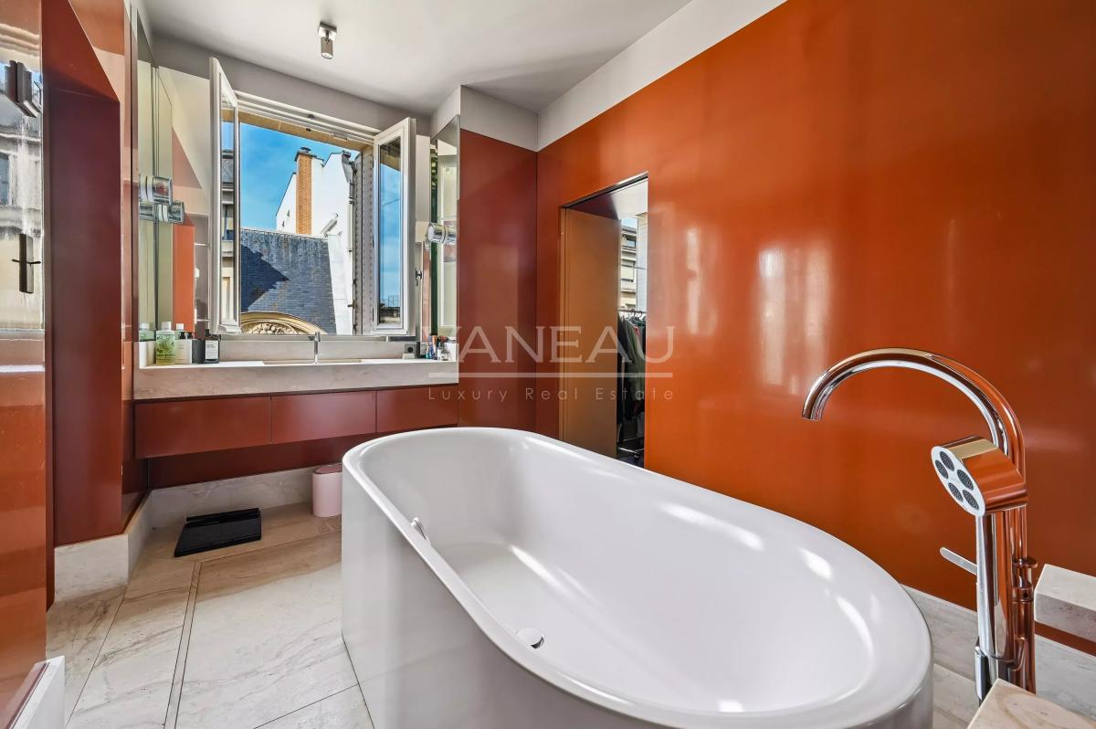 Paris VII – Élégant appartement de réception avec balcons – 175 m²