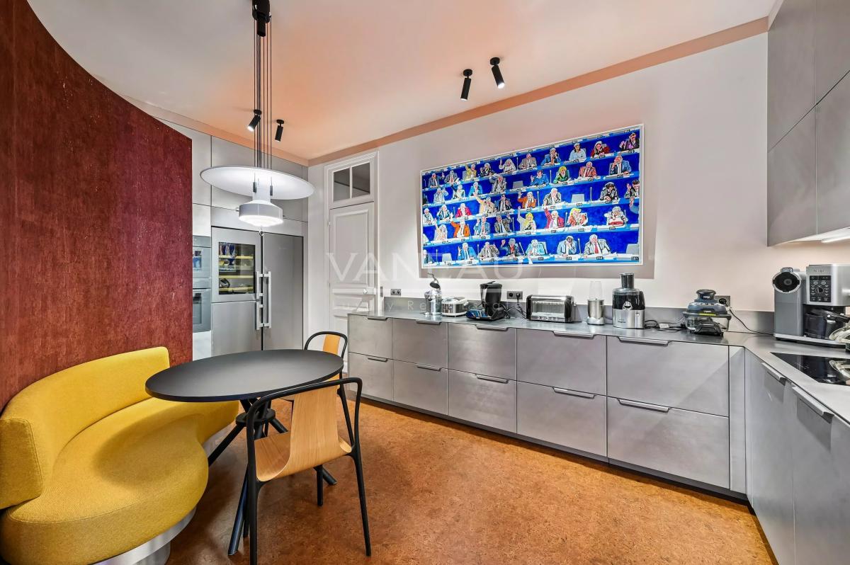 Paris VII – Élégant appartement de réception avec balcons – 175 m²