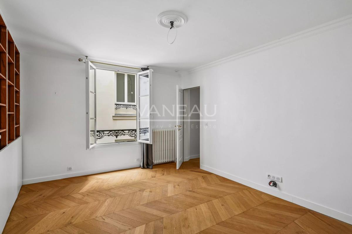 Paris VIe - Proche Luxembourg - Appartement refait de deux chambres au 3eme étage