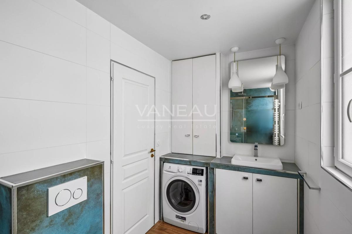 Paris VIe - Proche Luxembourg - Appartement refait de deux chambres au 3eme étage