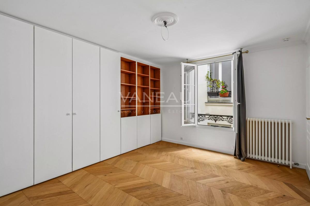 Paris VIe - Proche Luxembourg - Appartement refait de deux chambres au 3eme étage