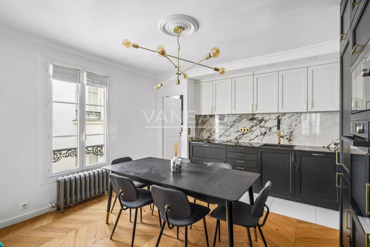 Paris VIe - Proche Luxembourg - Appartement refait de deux chambres au 3eme étage