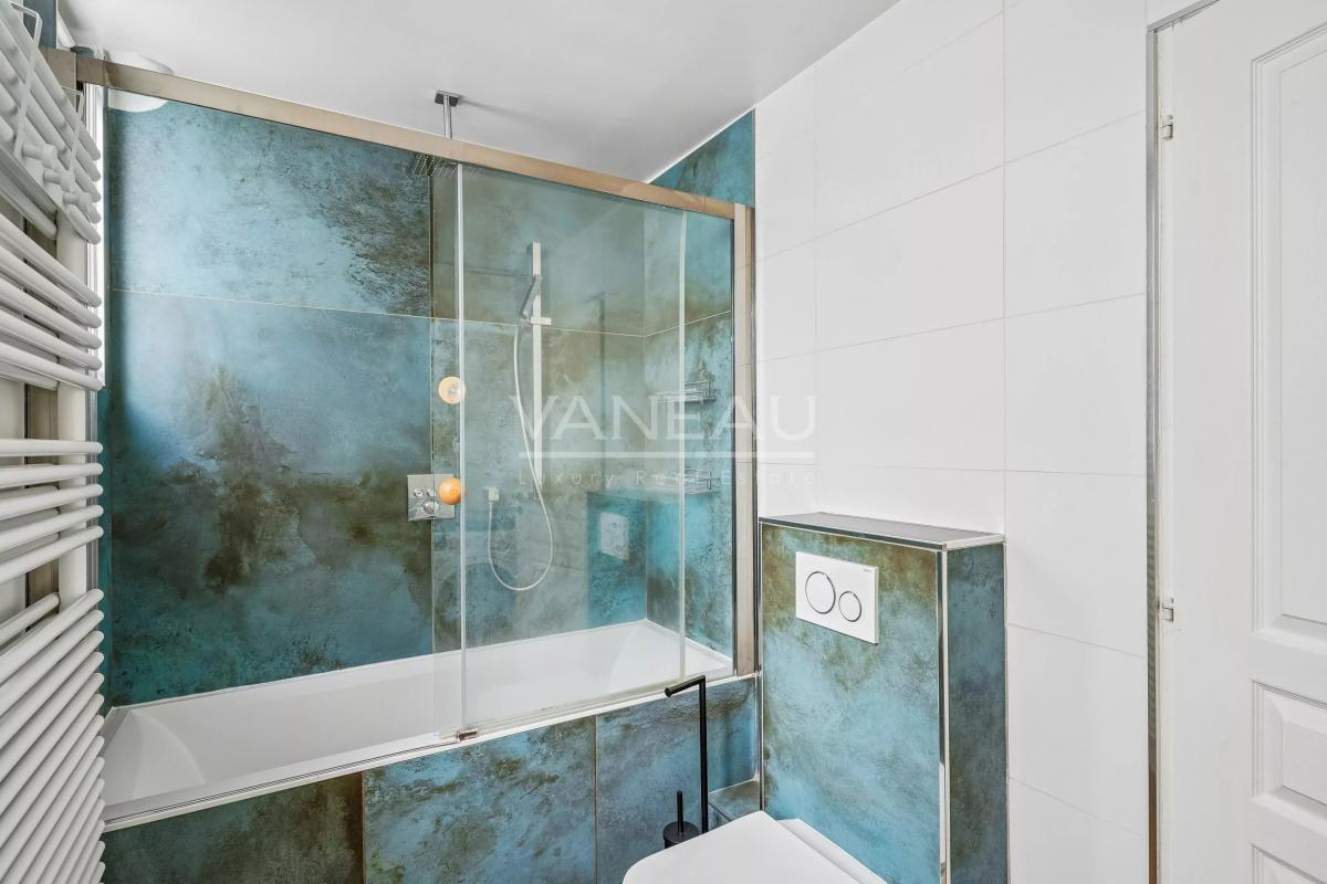 Paris VIe - Proche Luxembourg - Appartement refait de deux chambres au 3eme étage