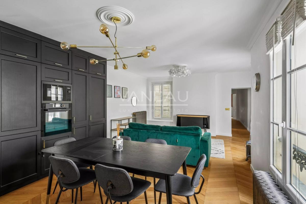 Paris VIe - Proche Luxembourg - Appartement refait de deux chambres au 3eme étage