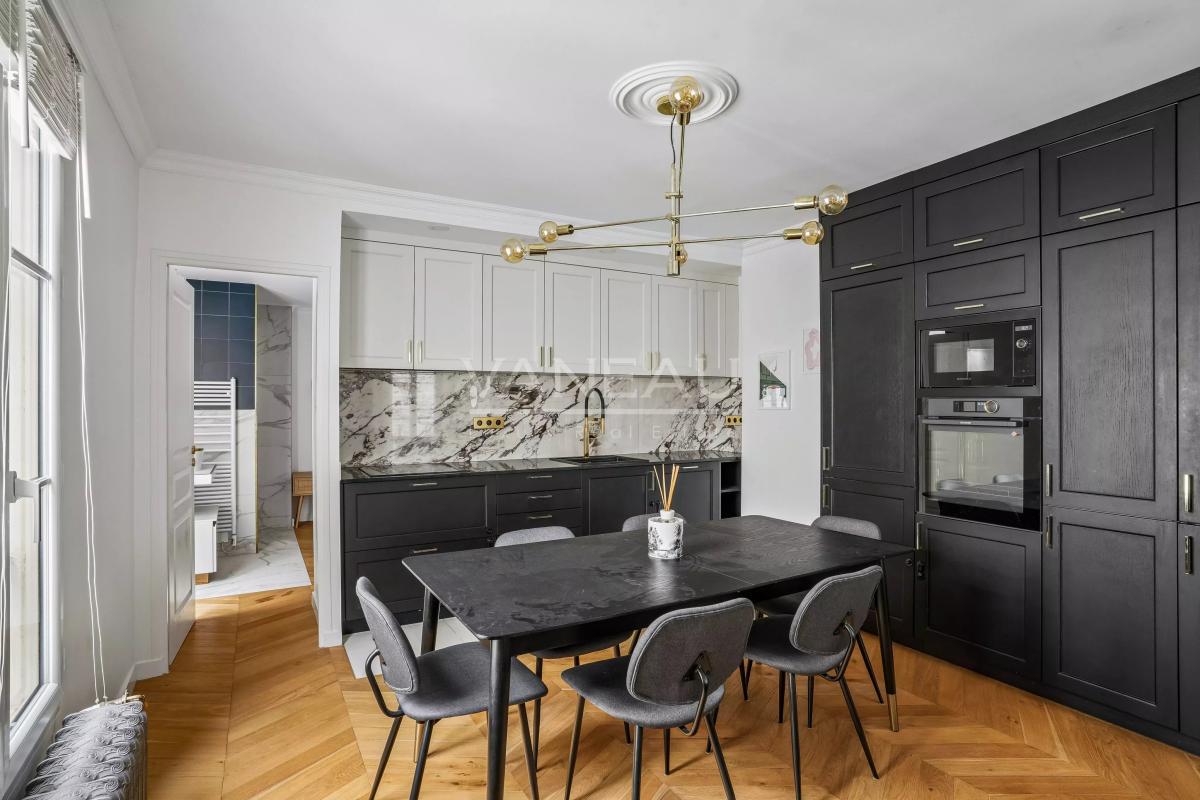 Paris VIe - Proche Luxembourg - Appartement refait de deux chambres au 3eme étage
