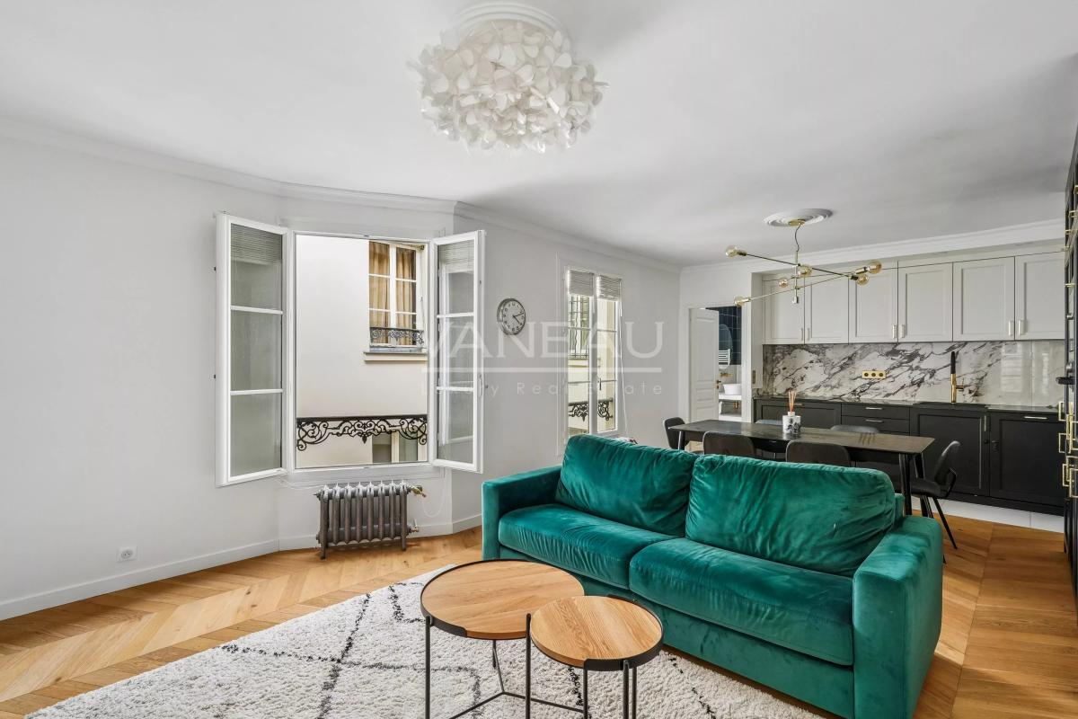 Paris VIe - Proche Luxembourg - Appartement refait de deux chambres au 3eme étage