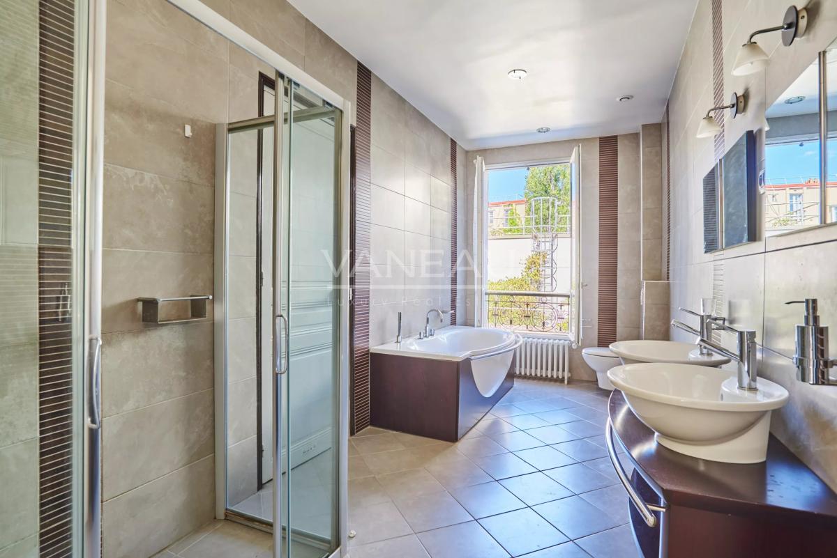 Paris XIVE - En face du Parc Montsouris, maison emblématique de 174 m² de 3 à 5 chambres et 60m² d'extérieur