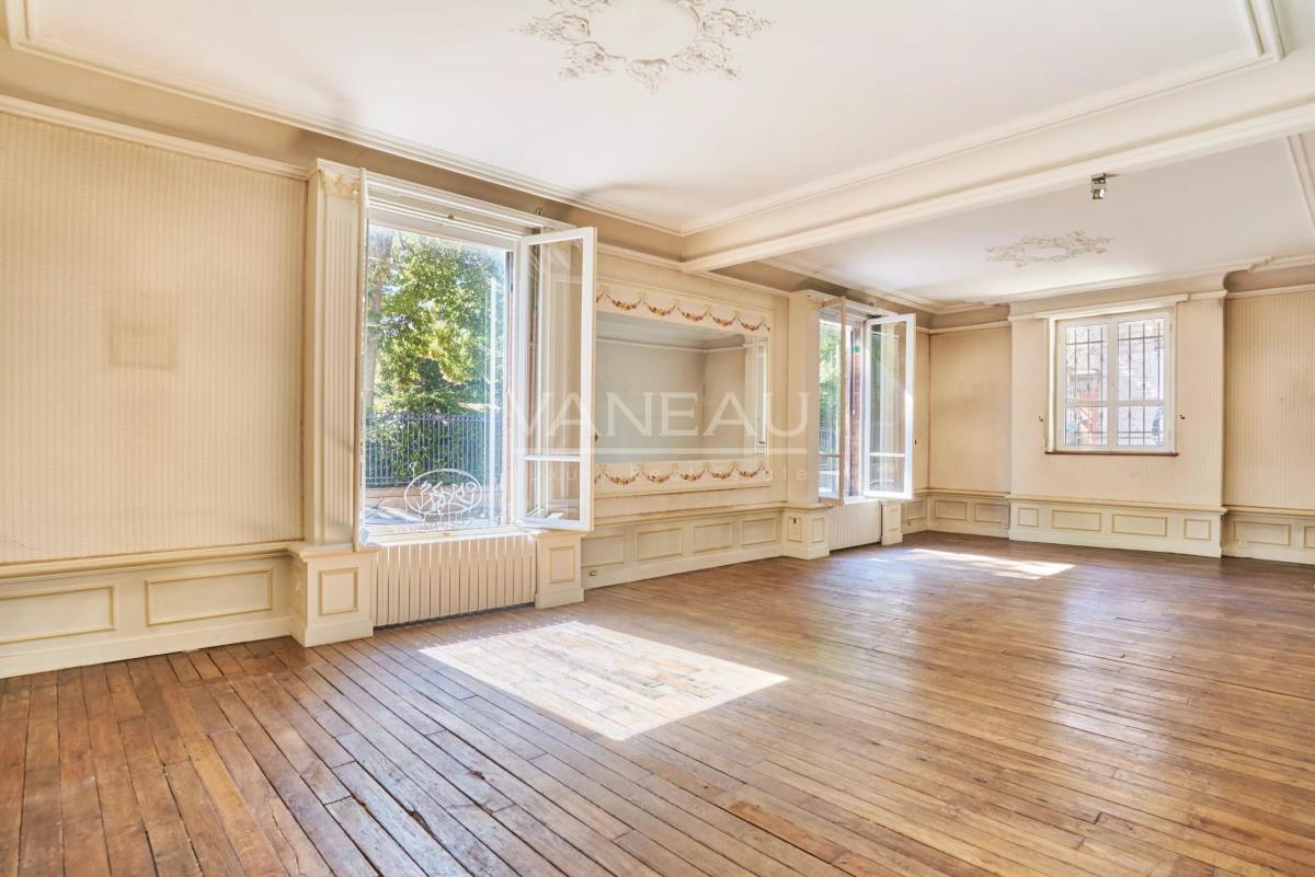 Paris XIVE - En face du Parc Montsouris, maison emblématique de 174 m² de 3 à 5 chambres et 60m² d'extérieur