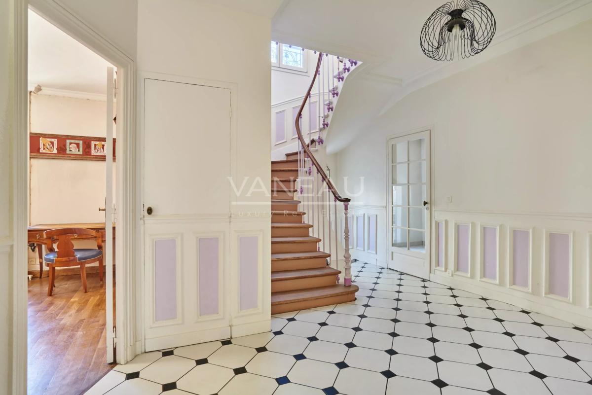 Paris XIVE - En face du Parc Montsouris, maison emblématique de 174 m² de 3 à 5 chambres et 60m² d'extérieur