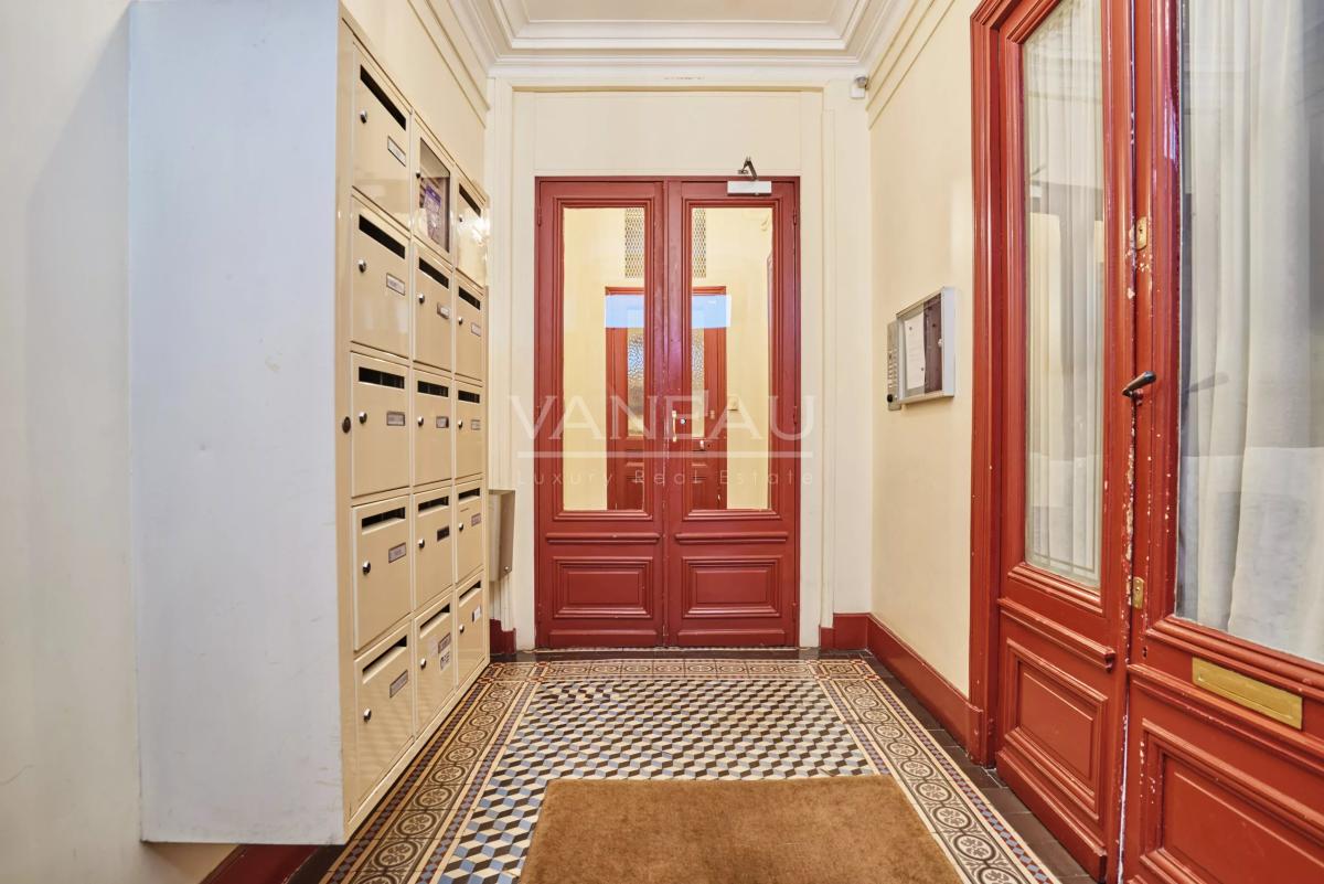 PARIS XVè  Ernest Renan : 2 pièces de charme à rénover