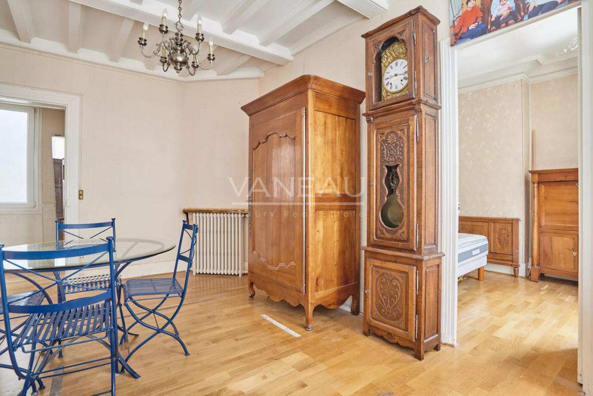 PARIS XVè  Ernest Renan : 2 pièces de charme à rénover