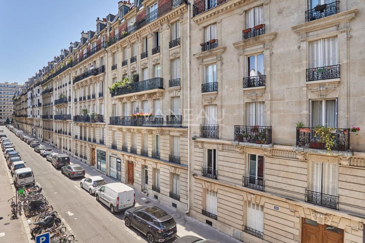 PARIS XVè  Ernest Renan : 2 pièces de charme à rénover