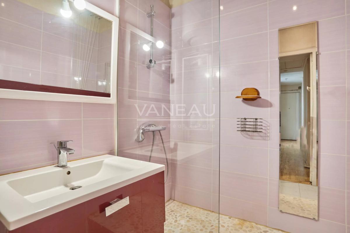 PARIS XVè  Ernest Renan : 2 pièces de charme à rénover