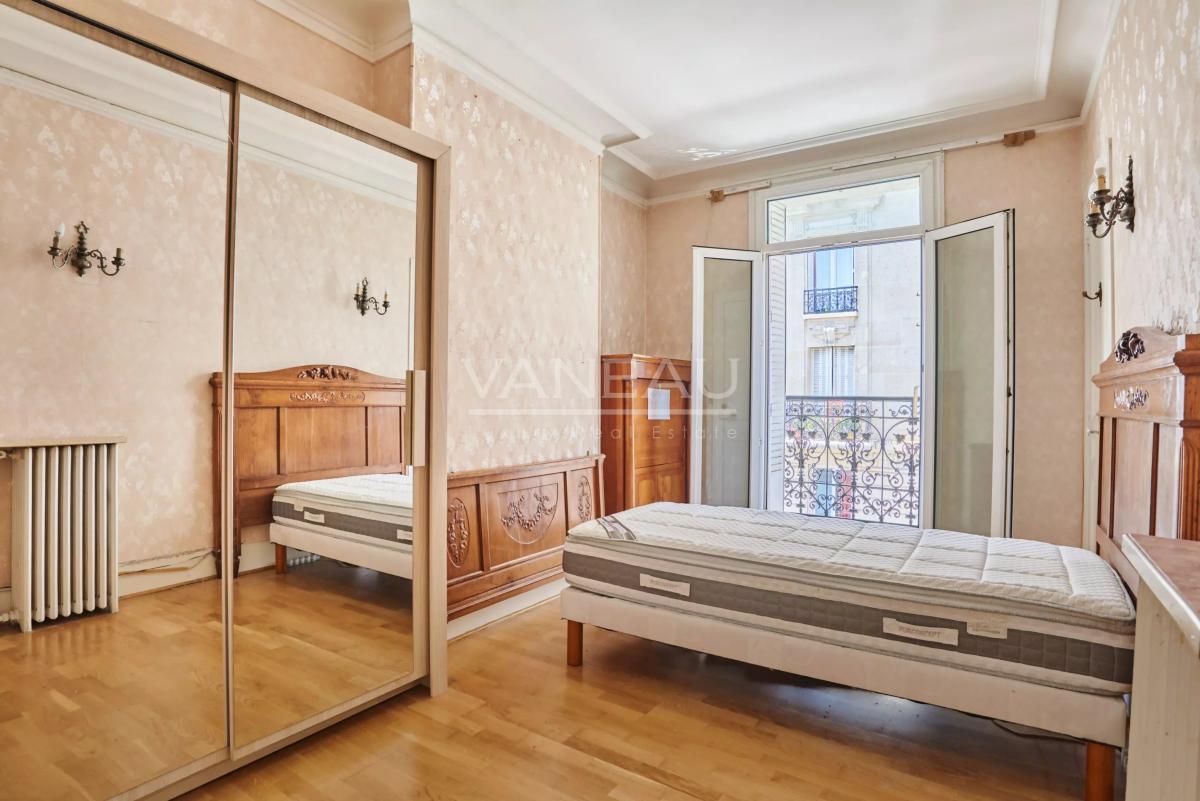 PARIS XVè  Ernest Renan : 2 pièces de charme à rénover