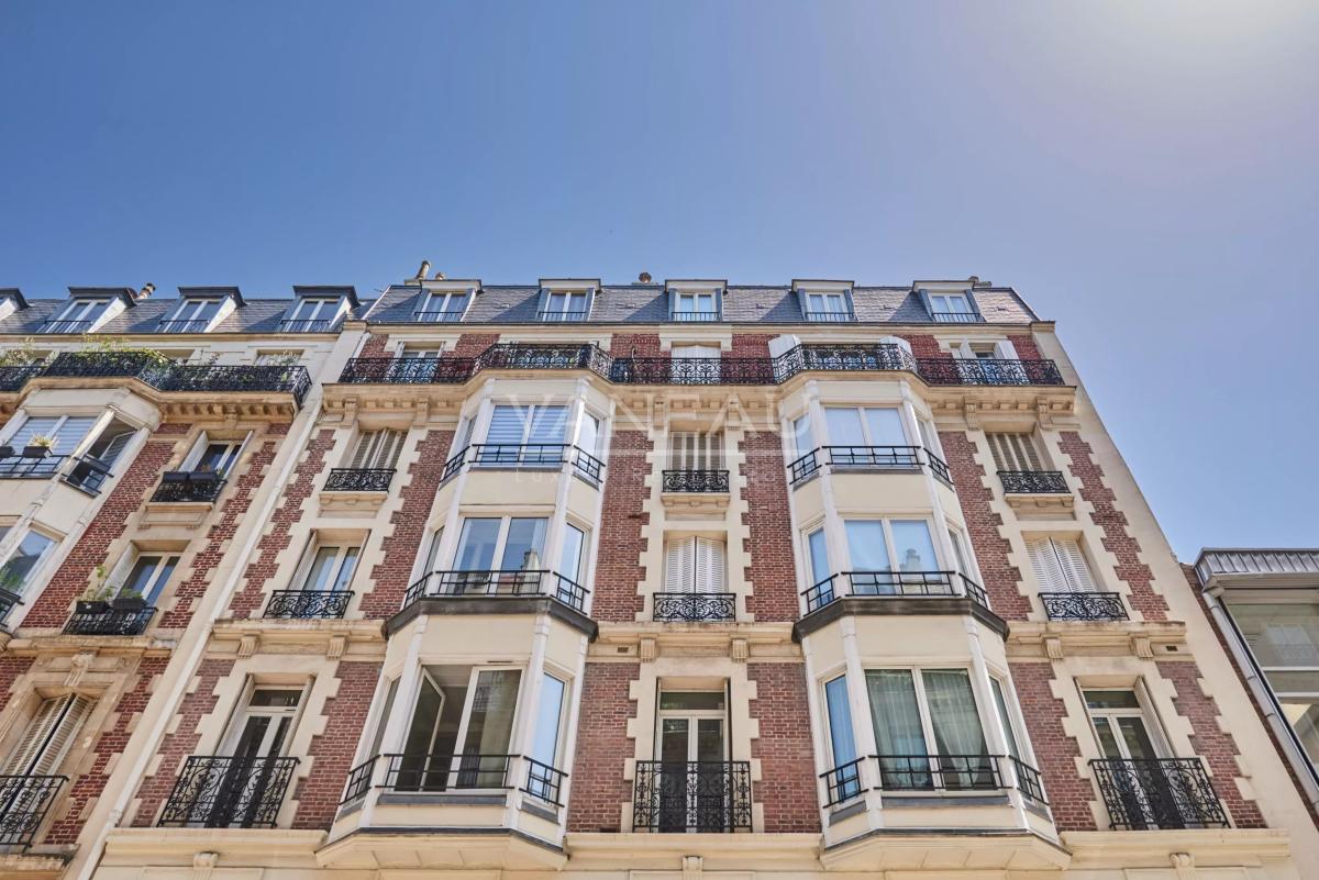 PARIS XVè  Ernest Renan : 2 pièces de charme à rénover