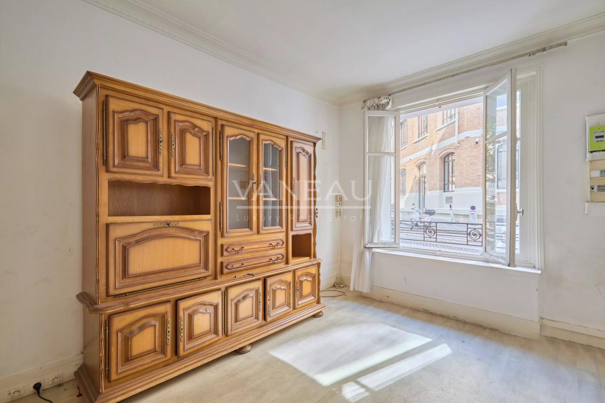 PARIS XV - Convention : Appartement au calme à rénover