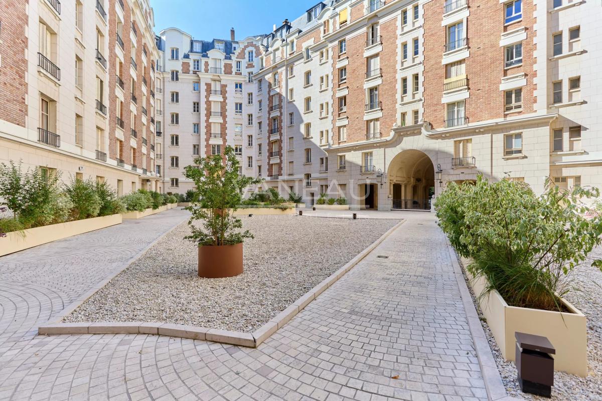 Neuilly - Saint-James - Appartement familial - Dernier étage noble