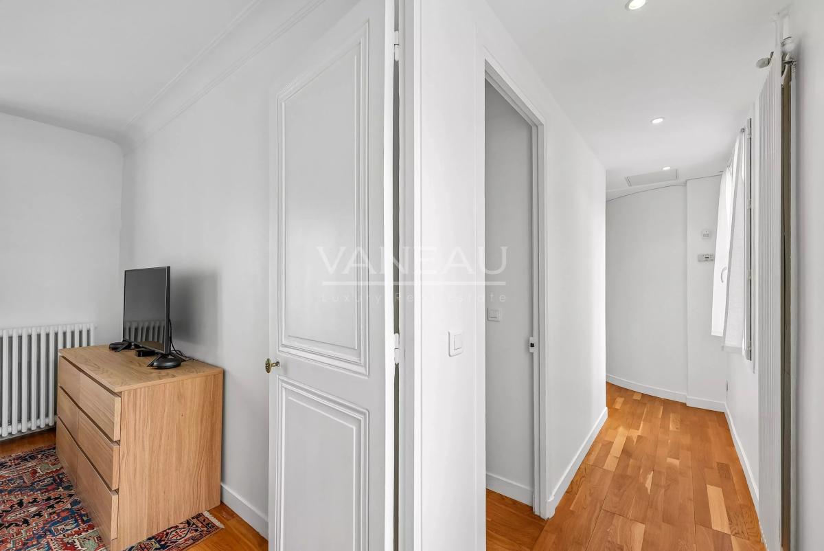 Paris VIIIe - Boissy d'Anglas - Appartement deux chambres en étage élevé avec balcon filant.