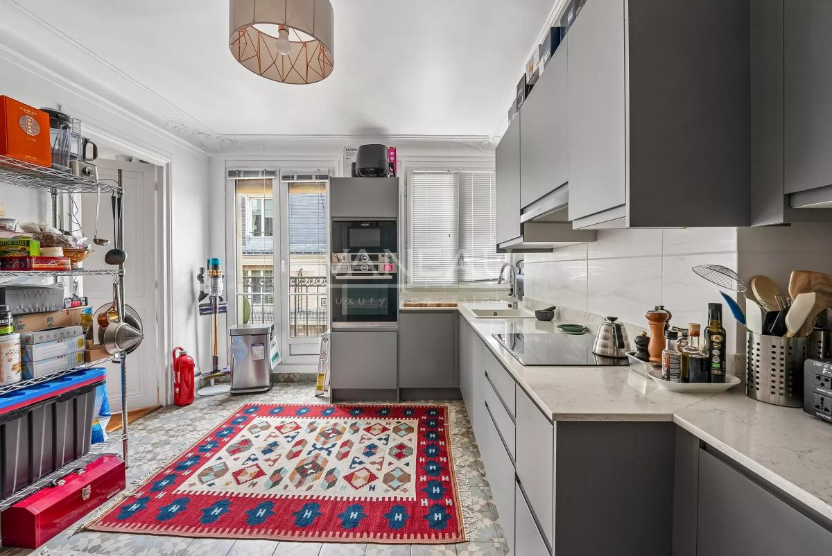 Paris VIIIe - Boissy d'Anglas - Appartement deux chambres en étage élevé avec balcon filant.