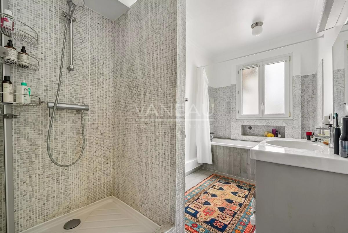 Paris VIIIe - Boissy d'Anglas - Appartement deux chambres en étage élevé avec balcon filant.