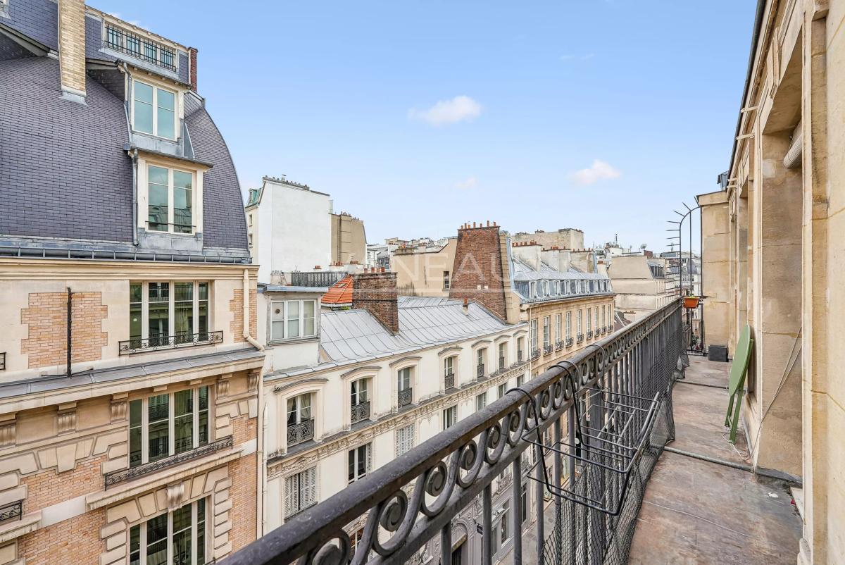 Paris VIIIe - Boissy d'Anglas - Appartement deux chambres en étage élevé avec balcon filant.