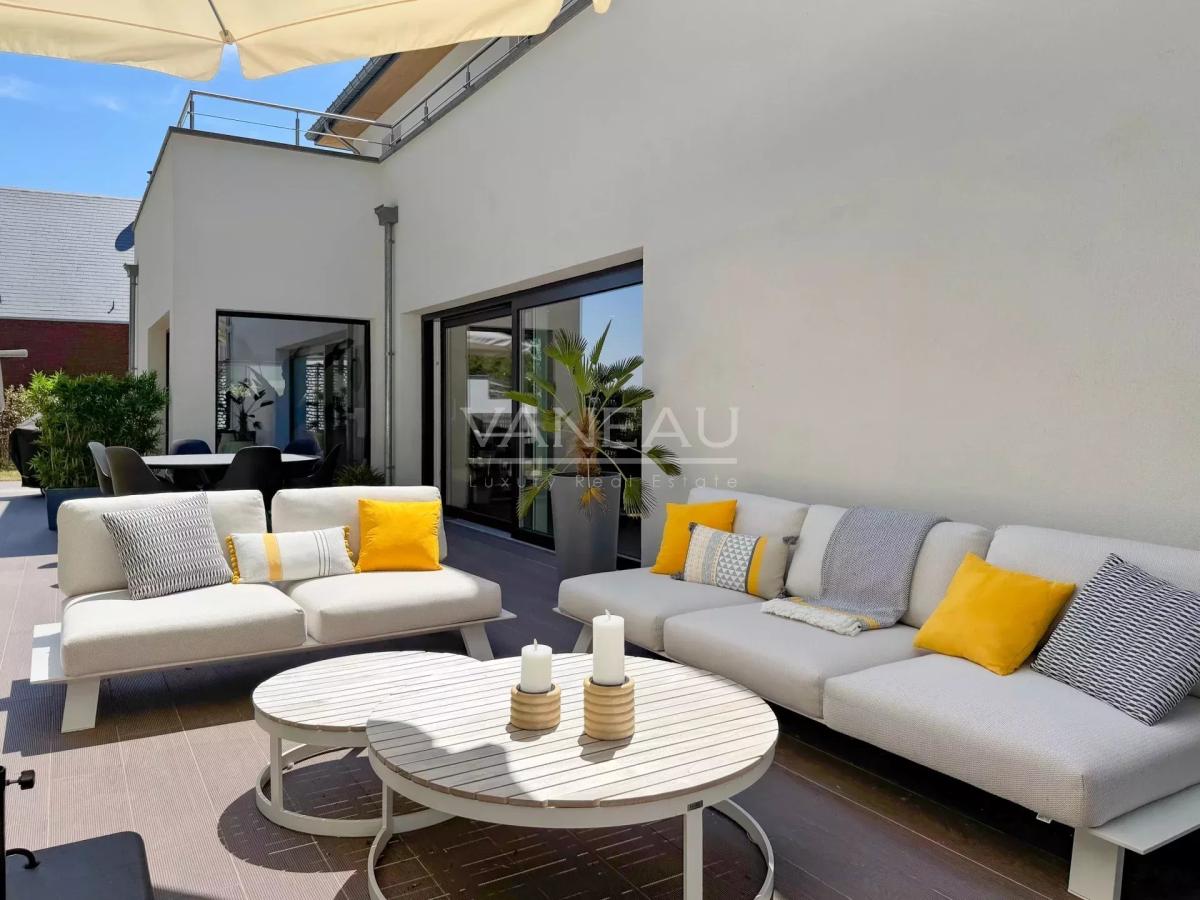 VILLA CONTEMPORAINE SUR TERRAIN DE ± 27 ARES AVEC PISCINE