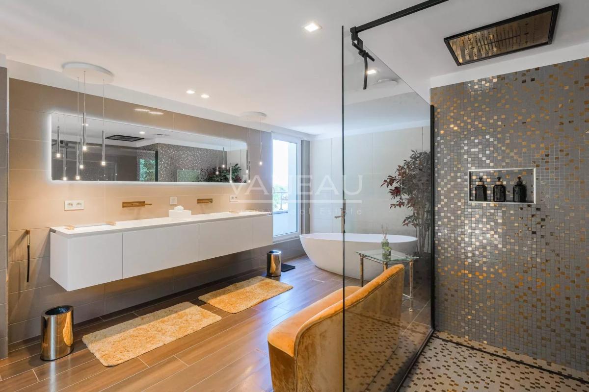 VILLA CONTEMPORAINE SUR TERRAIN DE ± 27 ARES AVEC PISCINE