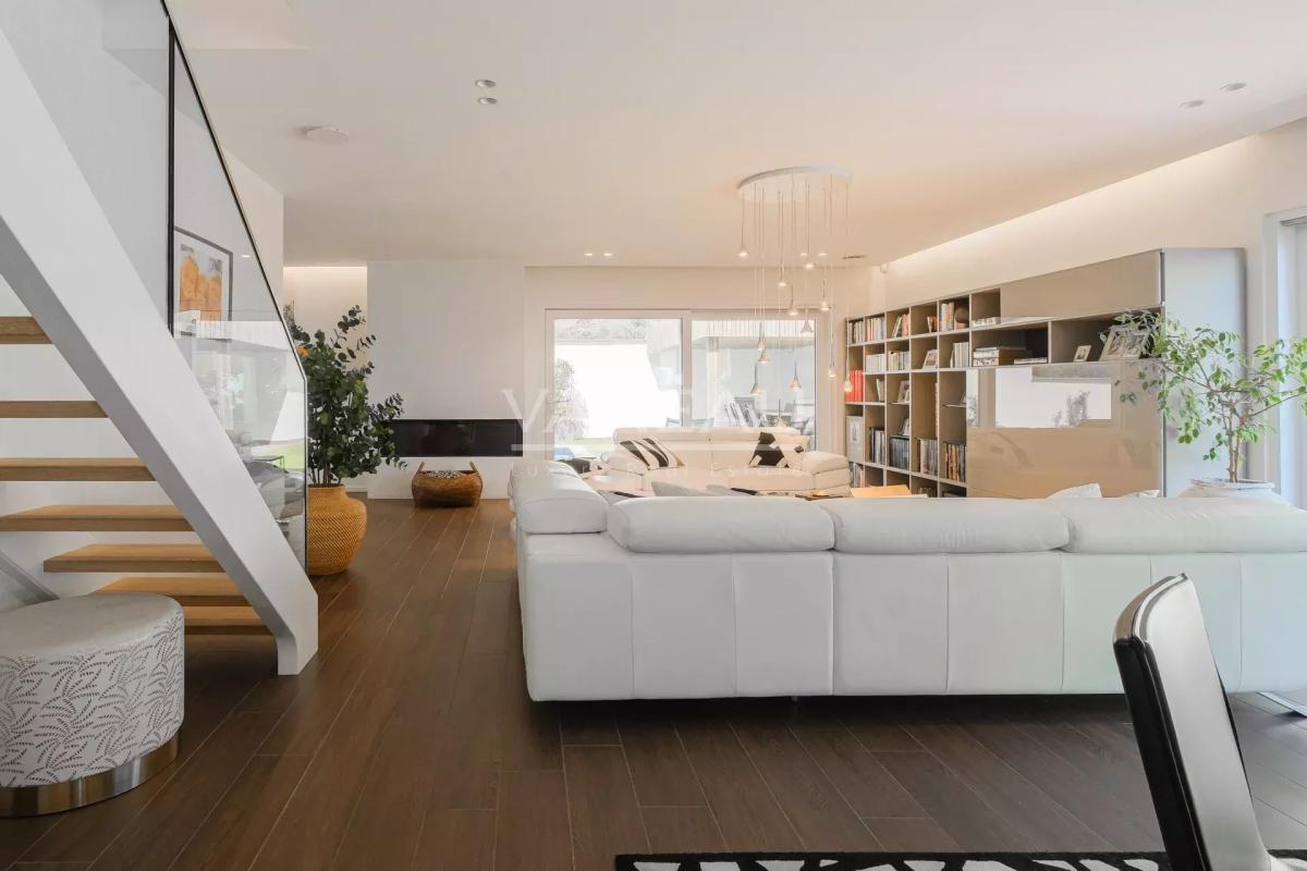 VILLA CONTEMPORAINE SUR TERRAIN DE ± 27 ARES AVEC PISCINE