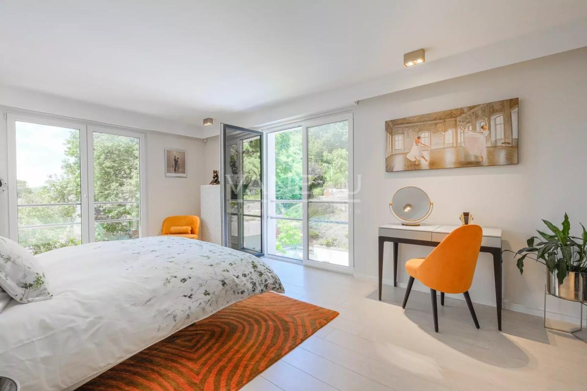 VILLA CONTEMPORAINE SUR TERRAIN DE ± 27 ARES AVEC PISCINE
