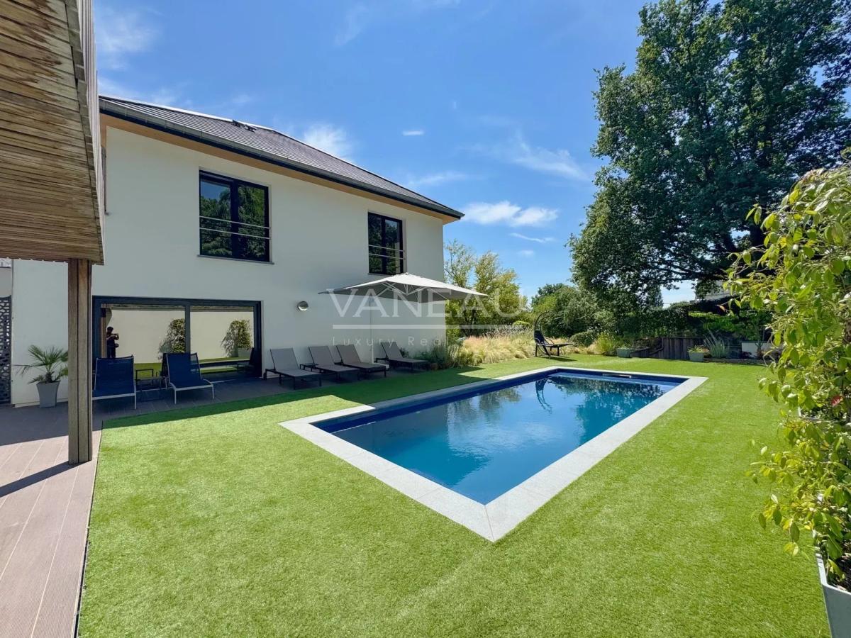 VILLA CONTEMPORAINE SUR TERRAIN DE ± 27 ARES AVEC PISCINE