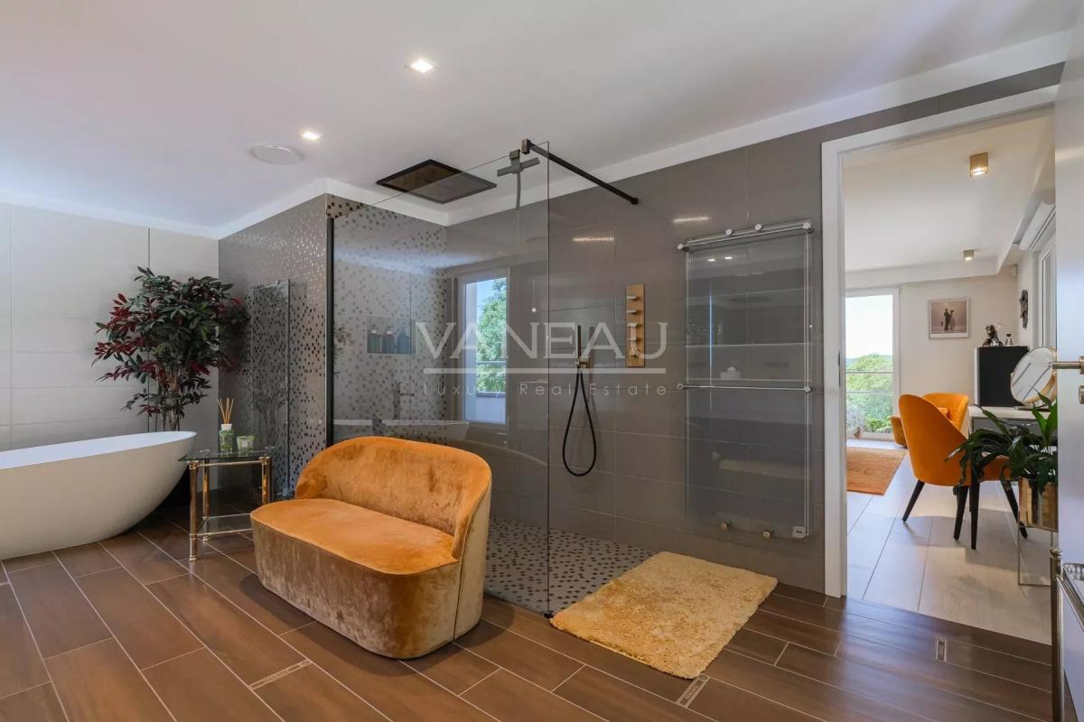 VILLA CONTEMPORAINE SUR TERRAIN DE ± 27 ARES AVEC PISCINE