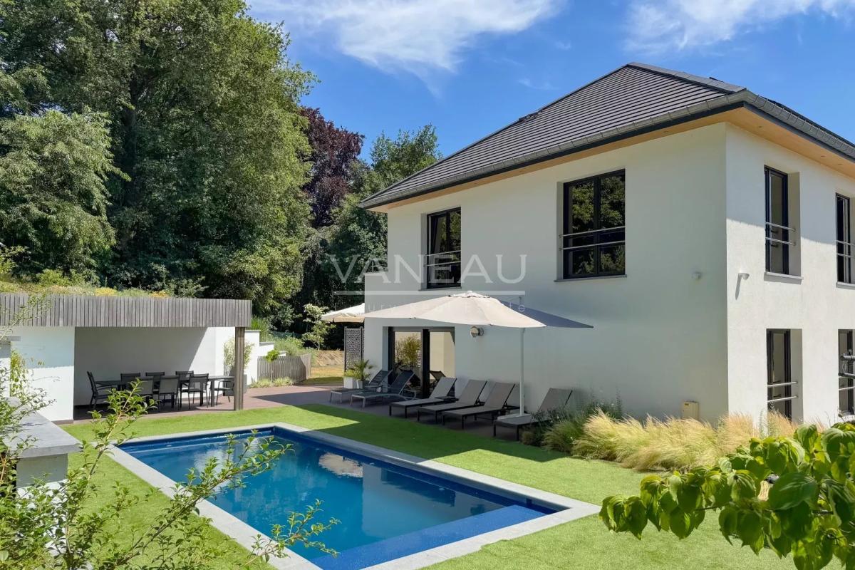 VILLA CONTEMPORAINE SUR TERRAIN DE ± 27 ARES AVEC PISCINE