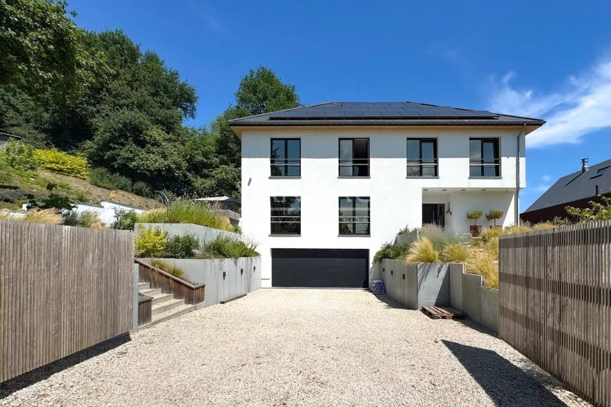 VILLA CONTEMPORAINE SUR TERRAIN DE ± 27 ARES AVEC PISCINE