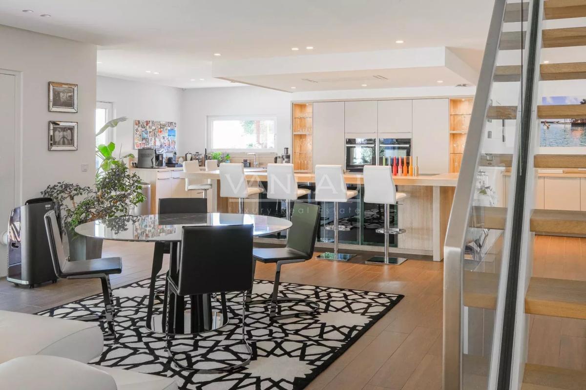 VILLA CONTEMPORAINE SUR TERRAIN DE ± 27 ARES AVEC PISCINE